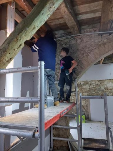 Mi hijo y su abuelo trabajando en la habitacion de su hermana