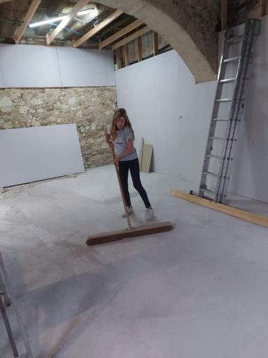 Mi hija limpiando su habitacion